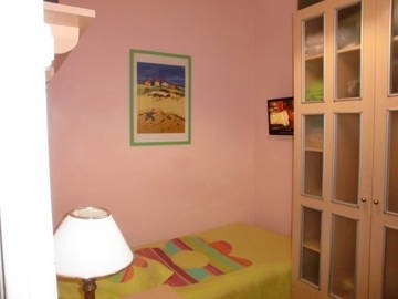 Roomlala | Quarto individual com biblioteca.