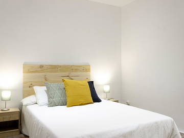Roomlala | Quarto Luminoso Com Cama De Casal E Banheiro Privativo (RH17-R3)