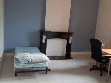 Roomlala | Quarto luminoso com vista para o jardim no sopé da cidadela