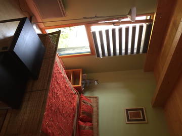Roomlala | Quarto mobiliado em casa de madeira