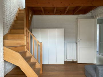 Roomlala | Quarto mobiliado no 3º andar de uma mansão familiar em um Cen