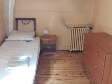 Roomlala | Quarto mobiliado no centro da cidade e RER E