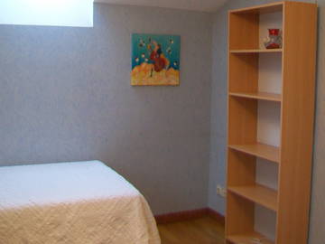 Roomlala | Quarto mobiliado para alugar na casa de um residente