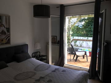 Roomlala | Quarto na casa do morador, banheiro privativo e lavabo.