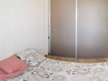 Roomlala | Quarto na fronteira sul de Genebra