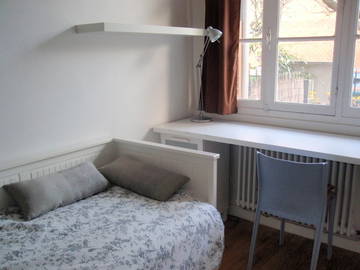 Roomlala | Quarto para alugar na casa de uma família feliz