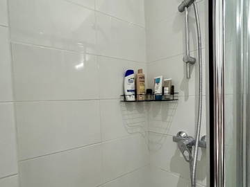 Roomlala | Quarto pequeno ao lado do trem B, a 10 minutos do centro da cidade