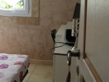 Roomlala | Quarto pequeno em uma casa espaçosa