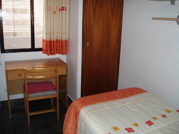 Roomlala | Quarto pequeno para alugar para uma estudante