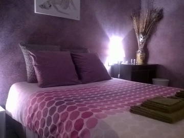 Roomlala | Quarto roxo para alugar