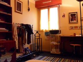 Ruhiges Und Schönes Schlafzimmer (2) Mit Fenster Zur Grünfläche