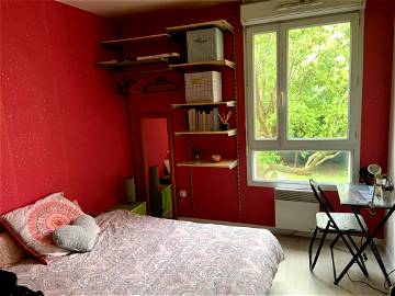 Roomlala | Quiet & cozy furnished room in large apartment - Metro 2 min away