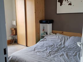 Ruhiges möbliertes Zimmer mit Balkon
