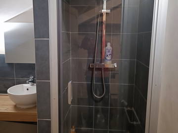 Chambre chez l'habitant à louer à Lérigneux - photo 8 : salle de bain-8