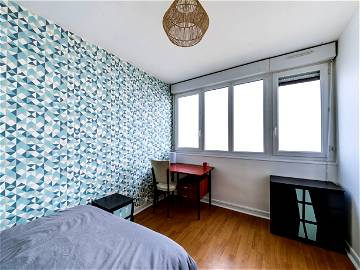 Roomlala | Renovated Furnished Room - Shared Apartment