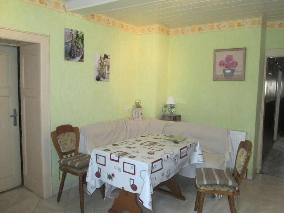 Homestay Bust 136847