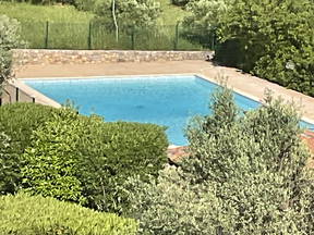 Secure residence, swimming pool, very quiet private bathroom