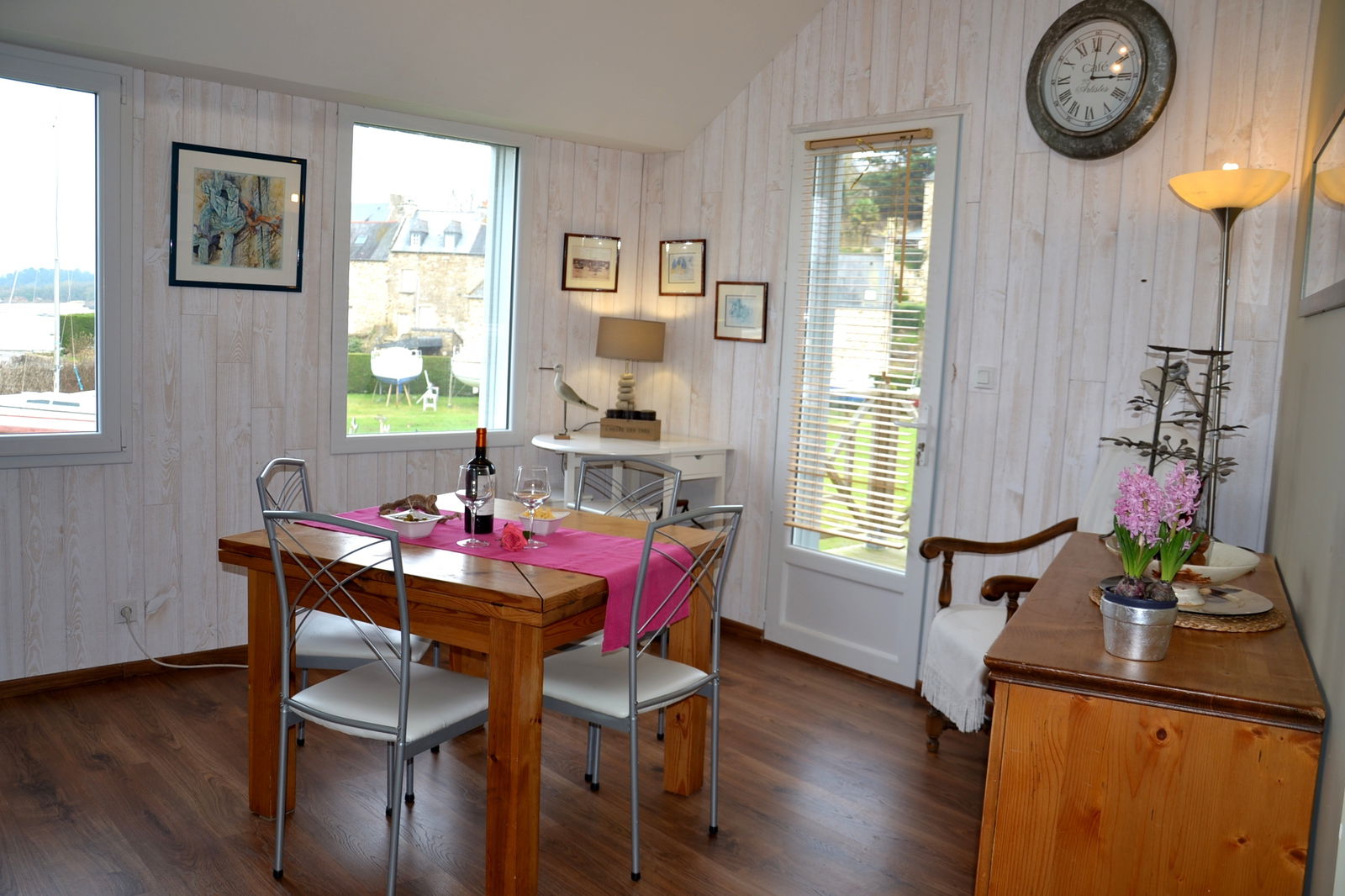 Homestay Créhen 93552