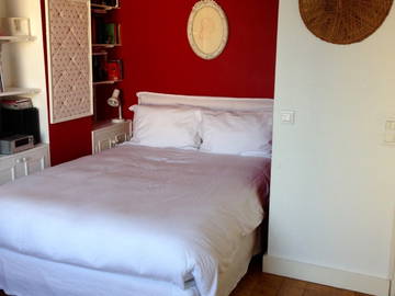 Roomlala | Room 15 minutes from the Champs Elysées and 7 minutes from the Metro