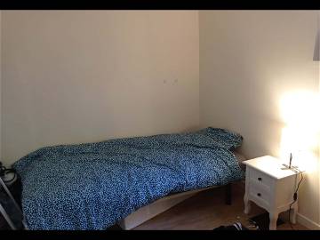 Roomlala | ROOM 16 M2 FACING CITY CENTER BORDEAUX, 7 Mn From The Center In