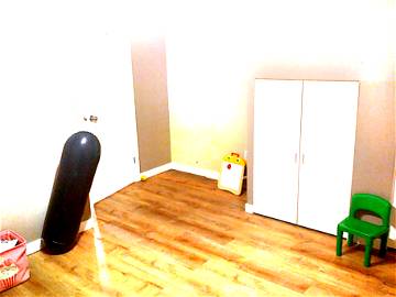 Roomlala | Room For Rent / Houseshare