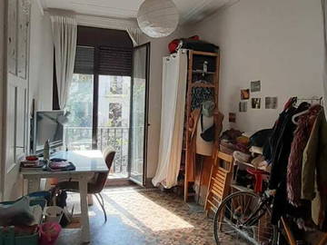 Roomlala | Room for Rent in a Central Apartment in Barcelona