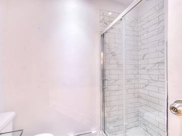Chambre chez l'habitant à louer à Montréal - photo 7 : salle de bain-7