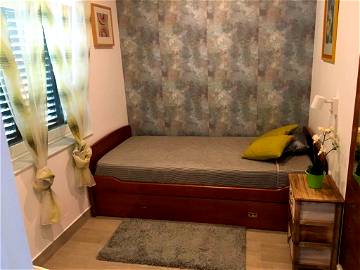 Roomlala | Room For Rent In Estoril