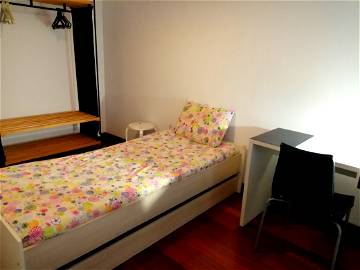 Roomlala | Room For Rent In Oeiras