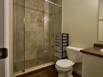 Chambre chez l'habitant à louer à Simcoe - photo 9 : salle de bain-9