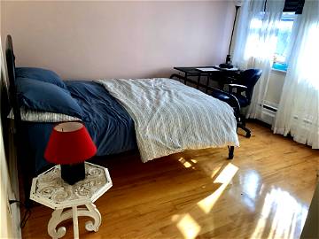 Roomlala | Room for Rent - Near the University of Montreal