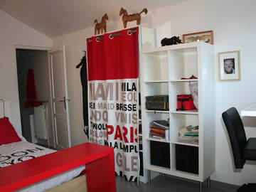 Roomlala | Room for rent on the outskirts of Geneva