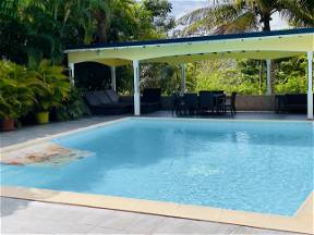 Habitación en alquiler con piscina.