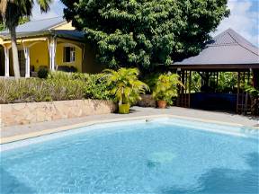 Habitación en alquiler con piscina.