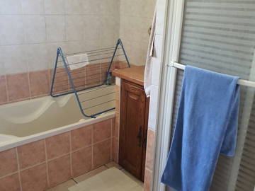Chambre chez l'habitant à louer à Garnerans - photo 3 : salle de bain-3