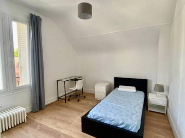 Roomlala | Room in a private home in Chelles near RER station - 15 mins from Paris