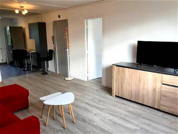 Roomlala | Room In Fully Renovated Furnished Appartment At Tram Station