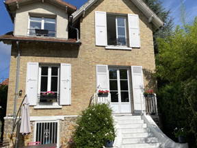 Room in house in Chesnay at Patricia & Baudouin