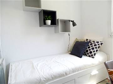 Roomlala | Room In Newly Renovated Apartment, Gracia (RH18-R6)