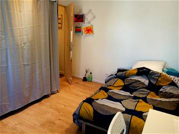 Roomlala | Room In Shared Apartment In Nanterre