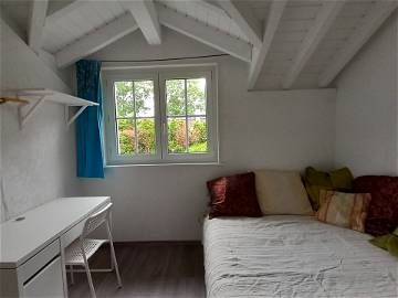 Roomlala | Room in villa with garden, near bus E