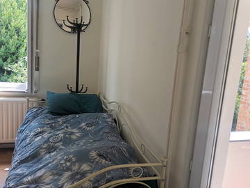 Roomlala | Room with balcony for rent in quiet apartment