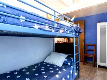 Roomlala | Room With Bunk Beds In Barcelona