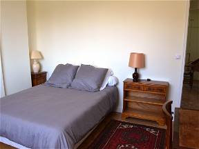 Zimmer mit Doppelbett und Gartenblick