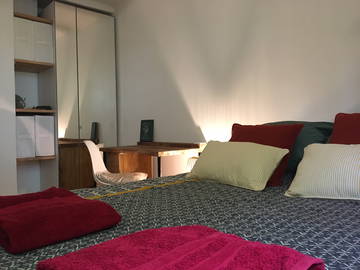 Roomlala | Room with new bedding City Center Tram L2