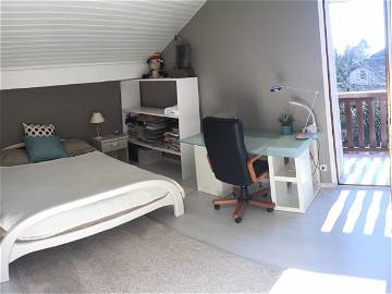 Roomlala | Room With Office In Sauverny (France) Near The Border