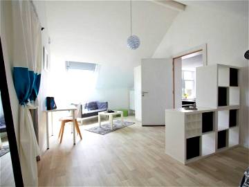 Roomlala | Roommate, Large Bright Room For Student, Private Bathroom