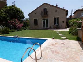 Zimmer Zu Vermieten In Einer Villa Mit Swimmingpool Im Garten