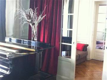 Room For Rent Paris 102523-1