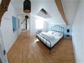 Rooms of 12 m2 on the 1st floor of a house with garden